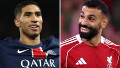 Une image séparée montre Achraf Hakimi portant un maillot bleu du Paris Saint-Germain et Mohamed Salah portant un maillot de Liverpool. Les deux hommes sont photographiés en buste et sourient.