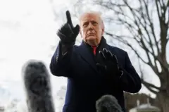 Le président Donald Trump s'adresse aux journalistes sur la pelouse sud avant de monter à bord de Marine One à la Maison Blanche, le 16 janvier 2026 à Washington, DC.