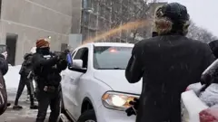 Askari ICE oo Soomaalida u adeegsanaya gaaska indha ka ilmaysiiya