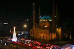 إضاءة شجرة عيد الميلاد في بيروت