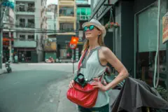 Ảnh minh họa một người nước ngoài đứng trên đường phố Việt Nam