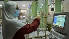 Petugas tenaga kesehatan menyiapkan fasilitas layanan kesehatan hemodialisis di ruangan instalasi dialisis RSUP dr Hasan Sadikin (RSHS) Bandung, Jawa Barat, Rabu (31/7/2024).