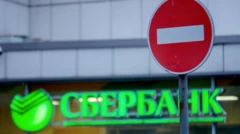 Дорожный знак "въезд запрещен" ("кирпич") на фоне вывески Сбербанка