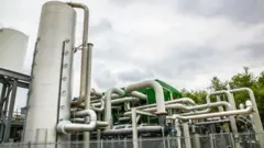 شرکت هایویو پاور سال ۲۰۱۸ به بهرهبرداری از یک نیروگاه آزمایشی ذخیرهسازی هوای مایع در مقیاس شبکه آغاز کرد. این شرکت در نظر دارد در سال ۲۰۲۶ بزرگترین نیروگاه ذخیرهسازی هوای مایع در مقیاس تجاری جهان را افتتاح کند