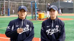 김현아, 박주아 두 선수가 야구장에서 인터뷰에 응하고 있다