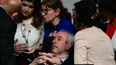 أندريه كوريا دو لاغو (وسط الصورة)