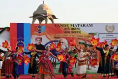 বন্দে মাতরমের ১৫০ বছর পূর্তি অনুষ্ঠানে অনেকে রঙিন পোশাক পড়ে নৃত্য করছেন