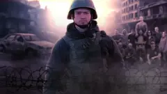 Крис Пэрри в бронежилете и каске на фоне разбитого города и группового фото его волонтерской бригады.