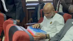 Nnamdi Kanu carry plenty documents for inside courtroom as e dey defend imsef against terrorism charges - November 20, 2025