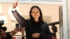 María Corina Machado saluda a la multitud que la esperaba en Oslo.