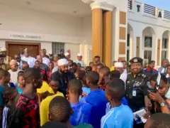 Gwamnan jihar Neja tare da dalibai