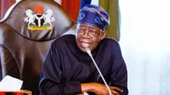 Ààrẹ Bola Tinubu wọ ìgò ojú, gbohùgbohùn wà níwájú ẹnu rẹ̀