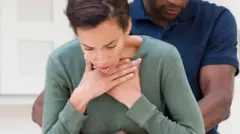 மூச்சுக்குழாயில் சிக்கும் உணவுப் பொருள்: உயிரைக் காக்க உதவும் எளிய முதலுதவி