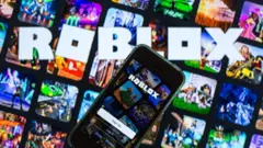 На экране мобильного телефона логотип Roblox