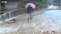 අවදානම් නොතකා සිය අසල්වැසියන් සොයා වෙහෙසෙන ගම්වාසීන්: 'මේ ළමයව පැයකට ඉස්සෙල්ලා බේර ගන්න තිබ්බා'