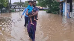 දිවයිනට බලපා ඇති අයහපත් කාලගුණ තත්ත්වය හේතුවෙන් බොහෝ දෙනෙකු ආපදා තත්ත්වයකට මුහුණ දී සිටින අතර නොනැවතී ඇද හැලෙන වර්ෂාව නිසා එදිනෙදා ජීවිතයට බලපෑම් එල්ල වී තිබේ.