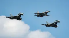 Birlikte uçan bir F-16 ve iki Eurofighter