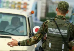 Polska Straż Graniczna gestem zatrzymuje samochód na granicy polsko-niemieckiej