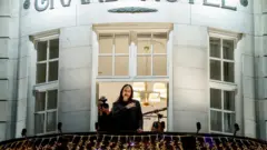 خانم ماچادو شب گذشته پس از ماهها مخفی بودن برای اولین بار در شهر اسلو، پایتخت نروژ برای طرفدارانش از بالکن یک هتل دست تکان داد