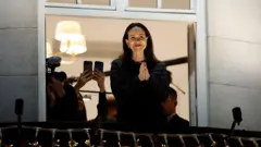 Лауреат Нобелевской премии мира Мария Корина Мачадо стоит на балконе отеля Grand Hotel в Осло, Норвегия, ранним утром 11 декабря 2025 года.