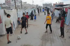 طفل فلسطيني بُترت ساقه بسبب الحرب في غزة يلعب الكرة مع أصدقائه