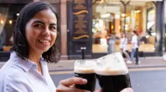 Mujer brindando con una Guinness