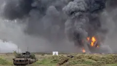 Полша ва НАТО иттифоқчилари 2025 йил 17 сентябрида Полша шимоли ғарбида ўтказган ҳарбий ўқув машқлари пайти осмонга ўрлаган тутун