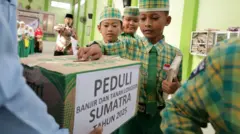 Sejumlah pelajar memberikan uang sakunya untuk didonasikan kepada korban bencana alam, di Madrasah Ibtidaiyah Negeri 2 Kediri, Jawa Timur, Rabu (3/12/2025). Doa bersama disertai penggalangan donasi tersebut sebagai upaya menumbuhkan rasa empati dan kesadaran sosial bagi pelajar sekaligus membantu meringankan beban korban banjir bandang dan tanah longsor di Sumatera.