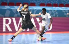 Taphattuu Garee Dubartoota Futsaal Niwuu Ziilaandii Haannaa Maarii Kraakmaan (bitaa) fi taphattuu Taanzaaniyaa Meerii Aronee (mirga) tapha Futsal World 2025 irraatti.