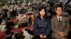 집회 중 오성홍기를 찢고 있는 참가자들의 모습과 최시아, 심재홍 활동가의 모습