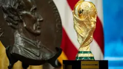 Le trophée de la Coupe du monde exposé avec une sculpture du 16ᵉ président américain, Abraham Lincoln.