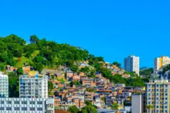 Favela entre prédios de elite no Rio de Janeiro