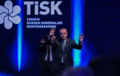 Cumhurbaşkanı Erdoğan Ankara'da yaptığı konuşmasında izleyicileri selamlıyor