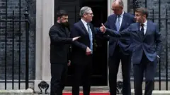 Украинанын президенти Владимир Зеленский, Улуу Британиянын премьер-министри Кир Стармер, Франция президенти Эммануэль Макрон жана Германия канцлери Фридрих Мерц