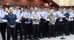 ၂၀၂၅ ခုနှစ် နိုဝင်ဘာလတုန်းက ကိုးကန့်ခေါင်းဆောင်ဟောင်း ပယ်စောက်ချိန်နဲ့အတူ ပြုလုပ်ခဲ့တဲ့ တရုတ်က တရားခွင်ကြားနာမှုမှာ ကျားဖြန့်မှုအပါအဝင် အမှုတွေနဲ့ စွပ်စွဲခံရသူတွေကို ရုံးထုတ်တဲ့မြင်ကွင်းလို့ တရုတ်နိုင်ငံပိုင် CCTV သတင်းဌာနက သတင်းဖော်ပြခဲ့ပါတယ်။