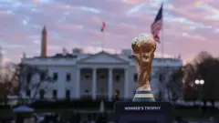 Le trophée de la Coupe du monde de la FIFA devant la Maison Blanche avant le tirage au sort.