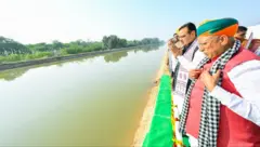 ਗੰਗ ਨਹਿਰ ਦਾ ਜਾਇਜ਼ਾ ਲੈਂਦੇ ਹੋਏ ਰਾਜਸਥਾਨ ਦੇ ਮੁੱਖ ਮੰਤਰੀ