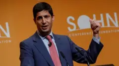 کوین وارش پشت تریبون در حال سخنرانی