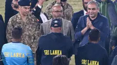 ශ්රී ලංකා සහ පකිස්ථාන ක්රිකට් බලධාරීන් එකිනෙකා සමග කතාබහ කරන අයුරු