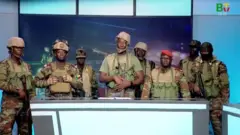 Des soldats, sous l'égide du colonel Tigri Pascal (2e à partir de la gauche de l'écran), apparaissent à la télévision nationale du Bénin, le dimanche 7 décembre dans la matinée.