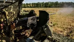 Військовий стріляє з кулемета