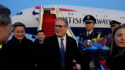 英国首相基尔·斯塔默抵达中国北京机场时受到欢迎。
