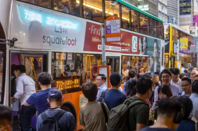 香港街道,乘客正排队坐巴士。