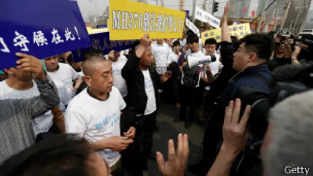 ملائیشین ایئرلائن نے لاپتہ طیارے کے مسافروں کے لواحقین سے کہا ہے کہ ایئر لائن کی طرف سے مہیا کی گئی رہائش چھوڑ کر اپنے گھروں کو واپس چلے جائیں