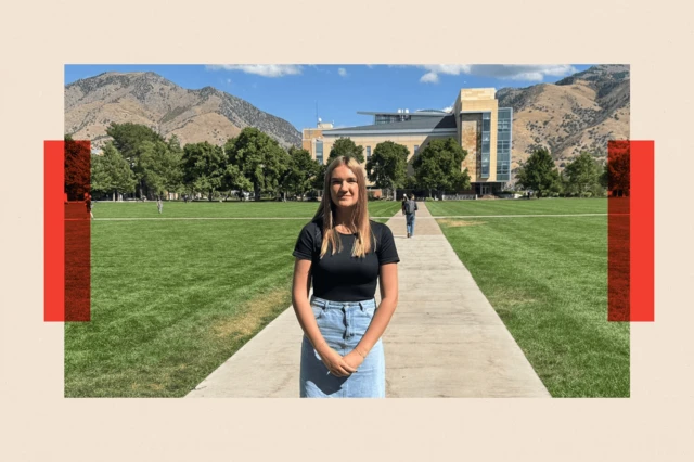 凱特琳·格里菲斯(Kaitlin Griffiths)站在兩片草地之間的一條道路上