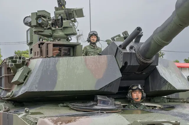 今年七月,台湾汉光演习期间举行M1A2T主力战车的演训,其中多名操作人员为女性。照片中坦克车长为女性。