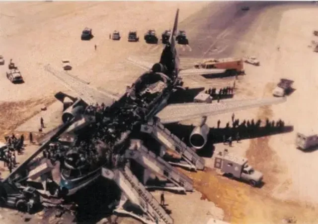 عکسی هوایی از هواپیمای سوخته شده و امدادگران در اطراف آن