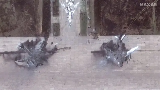 Zdjęcie satelitarne udostępnione przez Maxar Technologies przedstawia samoloty Tupolew Tu-95 zniszczone po serii ukraińskich ataków dronów na bazę lotniczą Biełaja w Rosji
