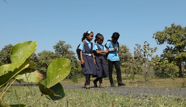 जंगलाच्या रस्त्याने शाळेत जाणारी मुलं