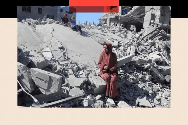 በፍርስራሾች ላይ የተቀመጠች ሴት